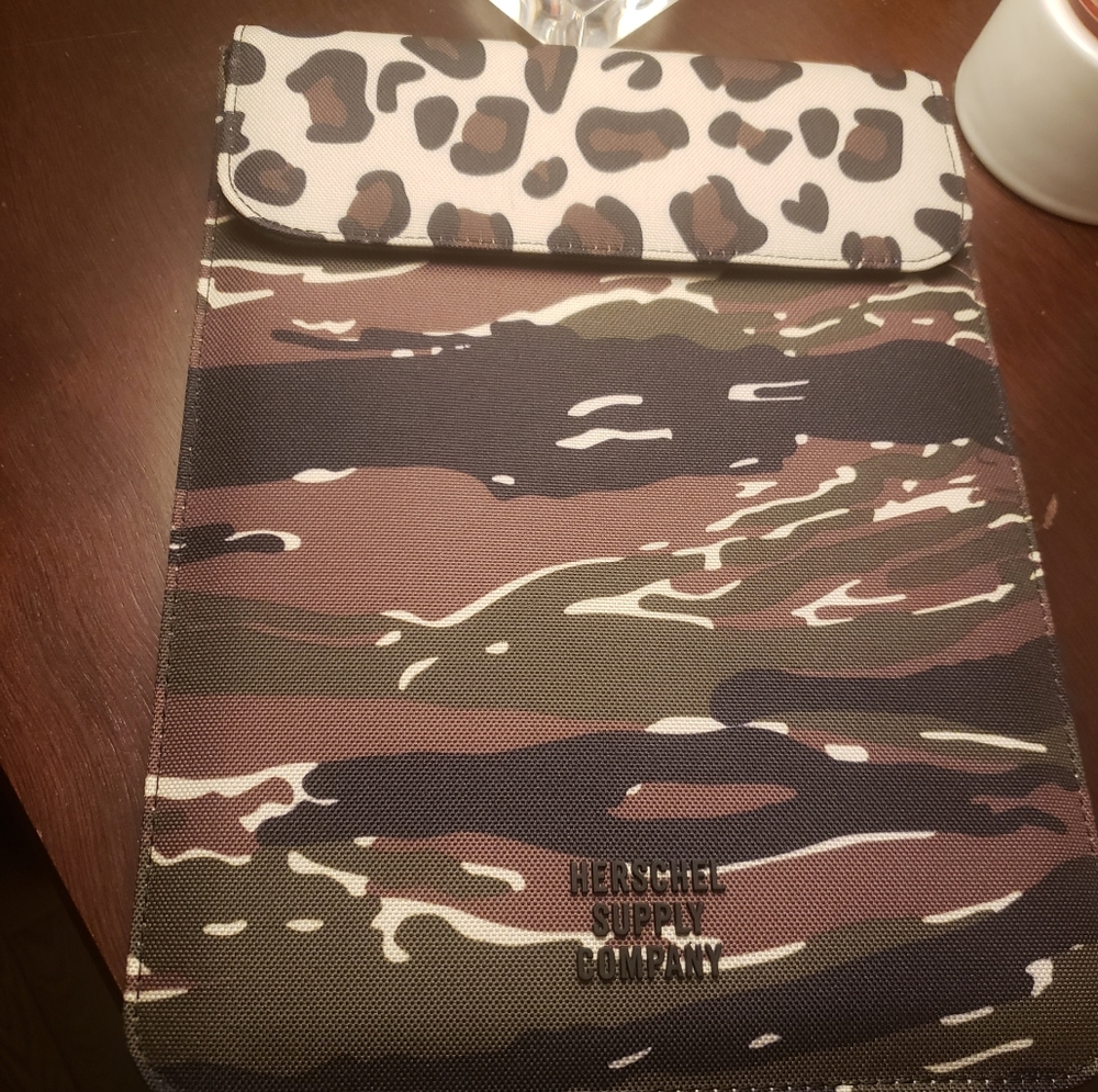 Herschel tablet case